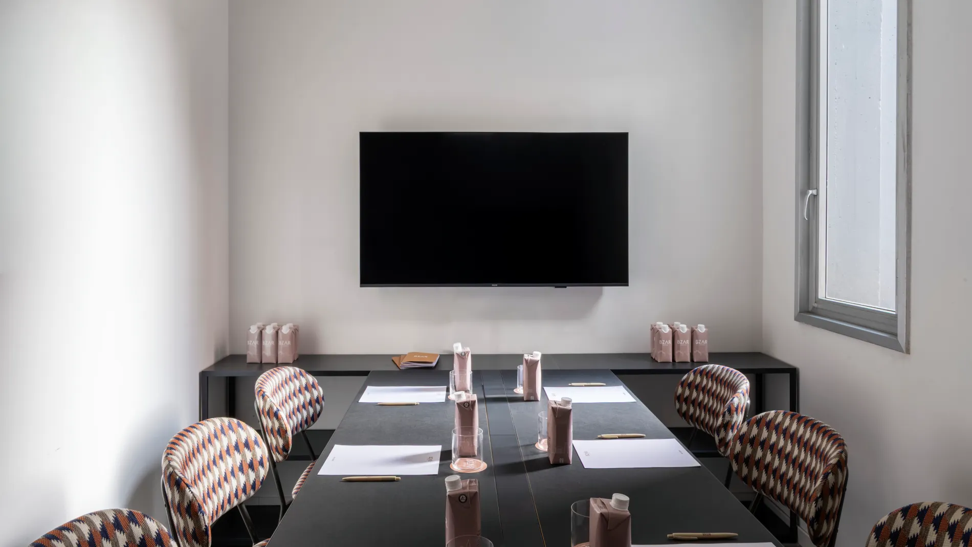 Sala riunioni con tavolo, monitor e postazioni attrezzate - Parioli Cube Hotel, BZAR hotels a Roma