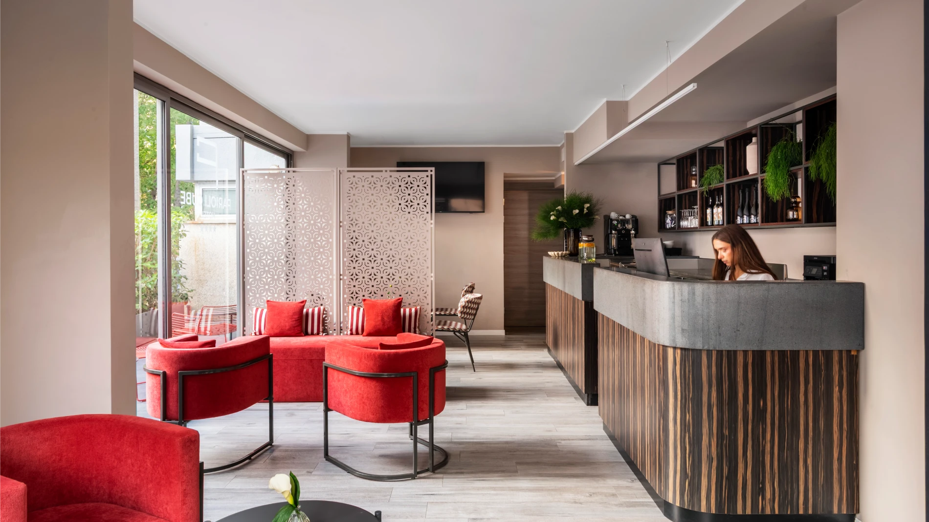 Lobby con reception, sedute rosse e ampie vetrate - Parioli Cube Hotel, BZAR hotels a Roma
