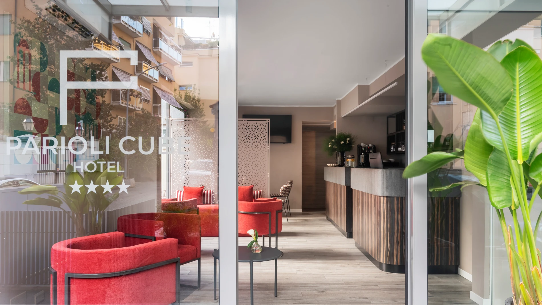 Ingresso vetrato dell’hotel con vista sulla lobby e reception - Parioli Cube Hotel, BZAR hotels a Roma
