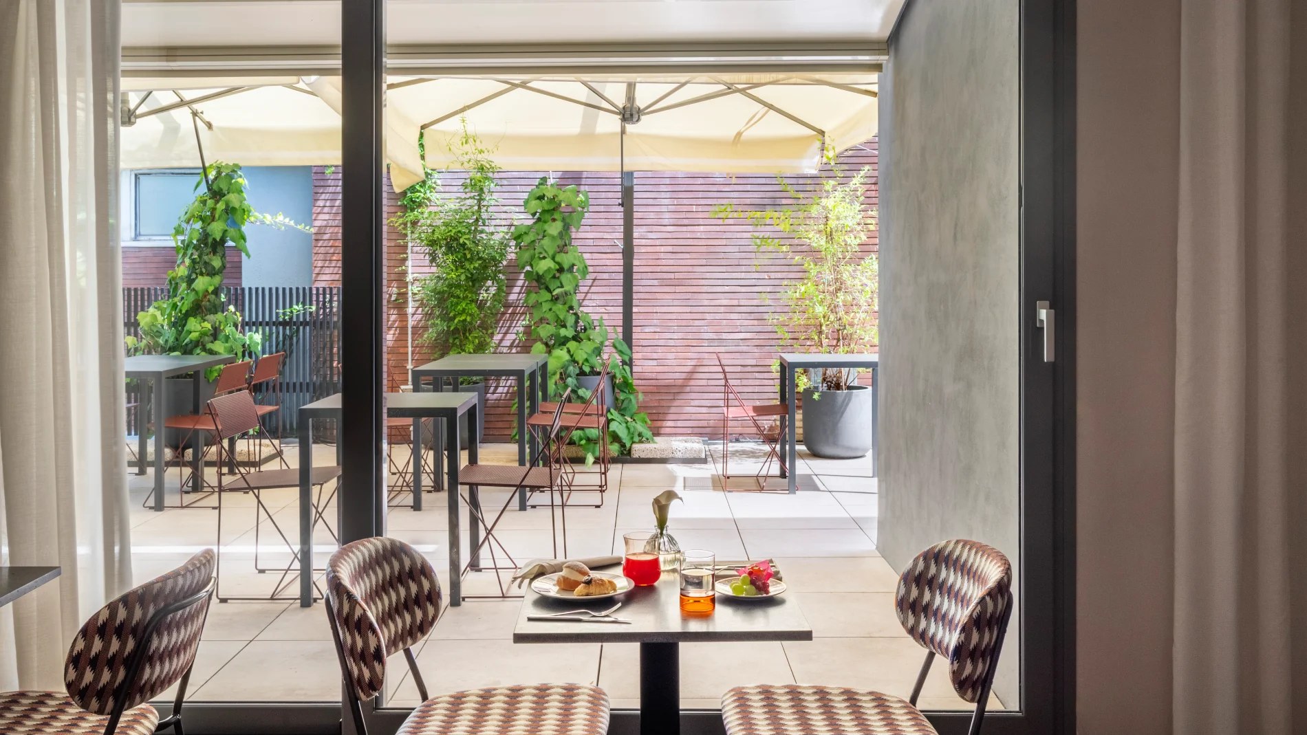 Breakfast table facing the terrace with parasols - Parioli Cube Hotel, BZAR hotels in Rome