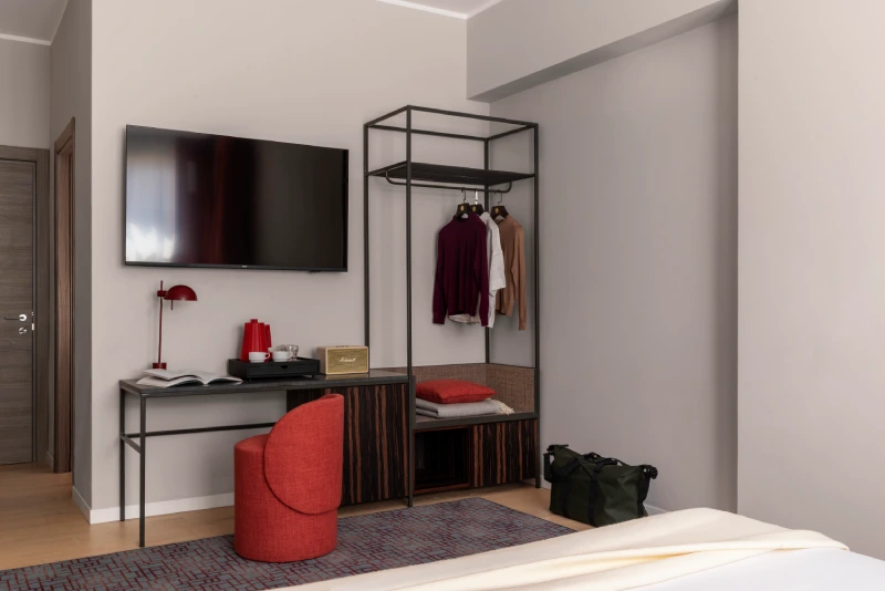 Deluxe room with TV, desk and open wardrobe - Parioli Cube Hotel, BZAR hotels in Rome