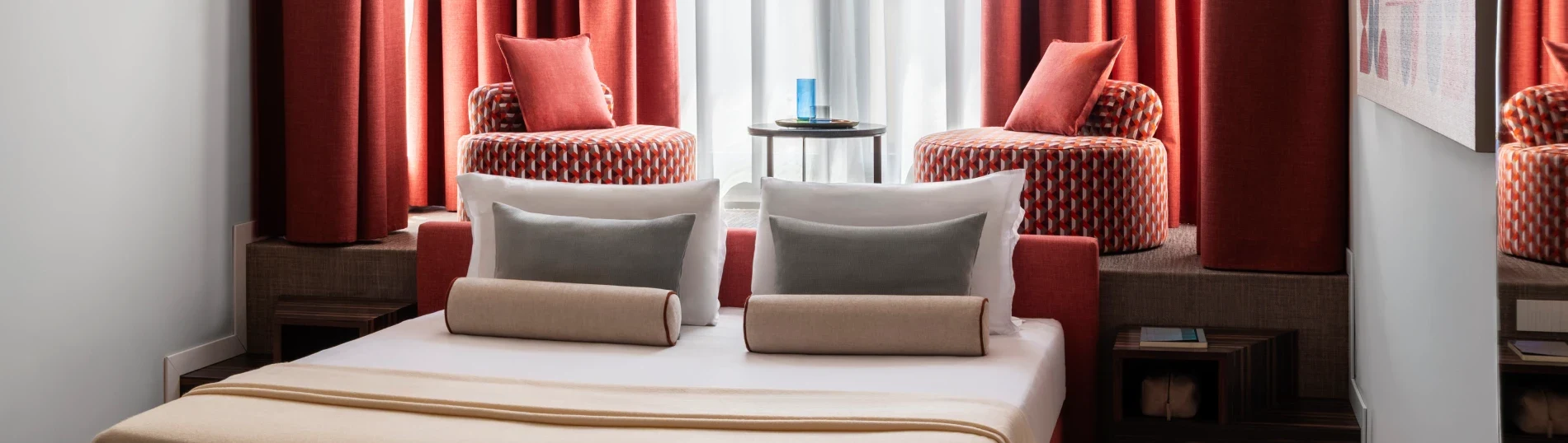 Letto matrimoniale e poltrone davanti alla finestra - Parioli Cube Hotel, BZAR hotels a Roma