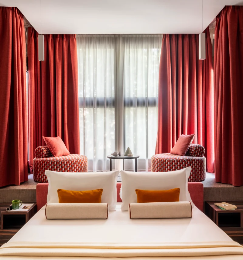 Camera tripla con letto matrimoniale, poltrone e grande finestra - Parioli Cube Hotel, BZAR hotels a Roma