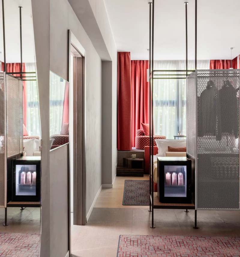 Ingresso della Junior suite con minibar, specchio e zona notte sullo sfondo - Parioli Cube Hotel, BZAR hotels a Roma