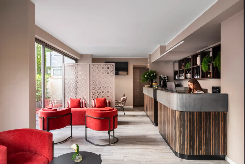 Reception desk with lounge area and red armchairs - Parioli Cube Hotel, BZAR hotels in Rome