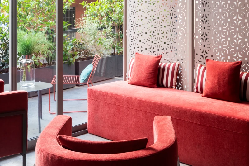 Lounge area with red sofa and armchairs overlooking the garden - Parioli Cube Hotel, BZAR hotels in Rome