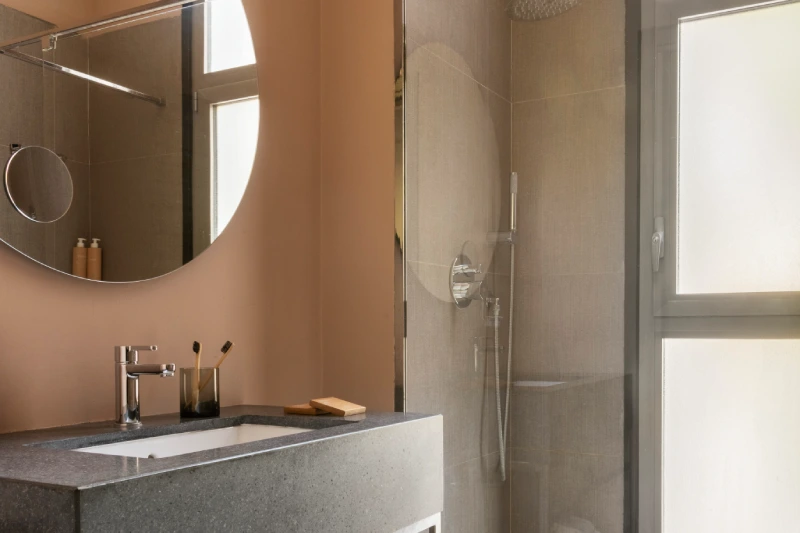 Triple room bathroom with basin, mirror and glass shower - Parioli Cube Hotel, BZAR hotels in Rome